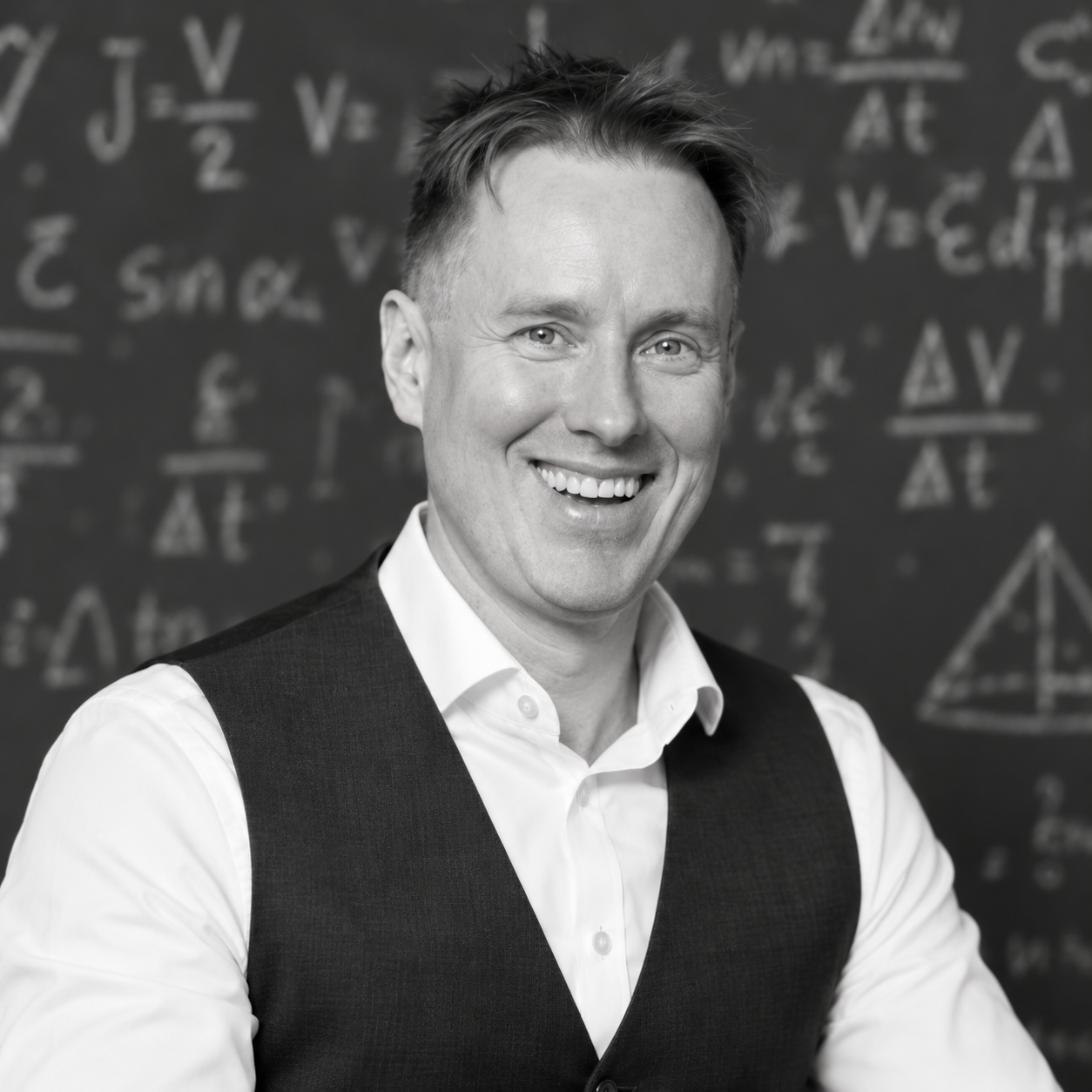 Markus Groß vor einer Tafel mit Zahlen und Formeln – Workshops und Coaching